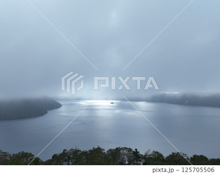 【空から見る北海道】 霧の摩周湖 【空から見る北海道】 霧の摩周湖 125705506