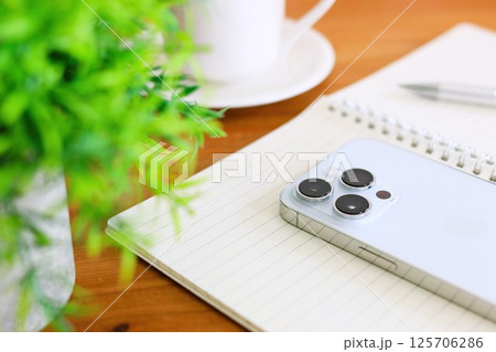 コーヒーブレイク カフェのテーブル ウマホとリングノート コーヒーブレイク カフェのテーブル ウマホとリングノート 125706286