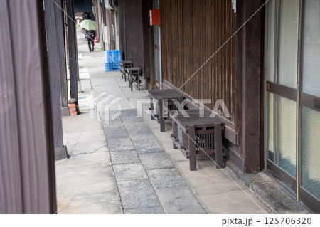 縁台のある雁木通り 縁台のある雁木通り 125706320