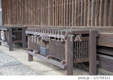 日本の古い街並みの縁台 125706321