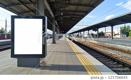 駅ホームの大型広告パネル 125706645