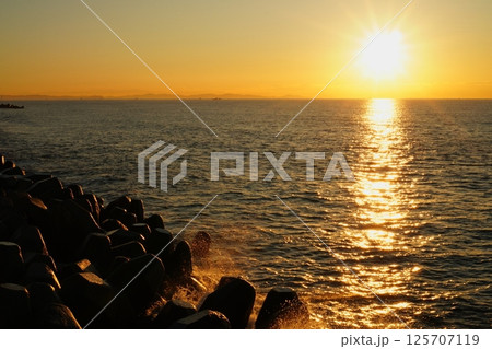 朝日の二宮海岸 125707119