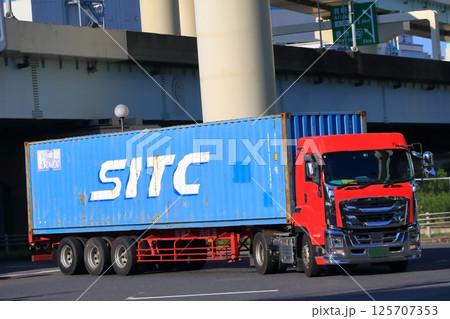 交差点を右折中のトレーラートラック 125707353