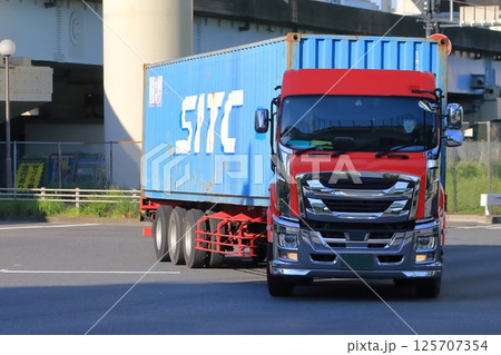 交差点を右折中のトレーラートラック 交差点を右折中のトレーラートラック 125707354