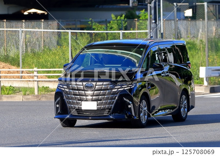 走行中のミニバン 125708069