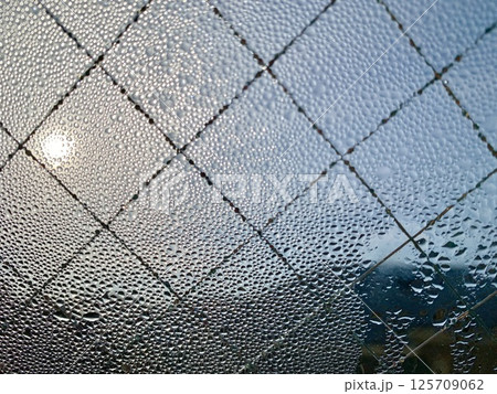 写真素材: 窓についた水滴のイメージ　 125709062