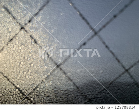 写真素材: 窓についた水滴のイメージ 写真素材: 窓についた水滴のイメージ 125709814