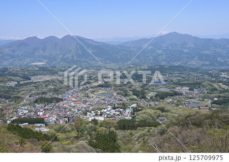 群馬県の伊香保にある上ノ山公園からの伊香保の街並みのと青空の風景 125709975