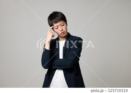 考える男性 125710319