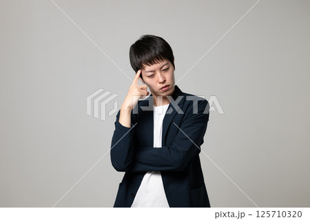 考える男性 125710320