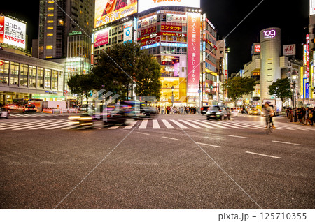 夜の渋谷スクランブル交差点 125710355