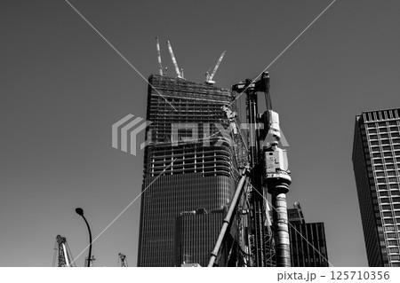 建設工事が続く東京八重洲 呉服橋周辺 2025.04　c-5 モノクロ 125710356