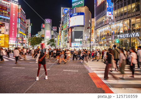 夜の渋谷スクランブル交差点 125710359