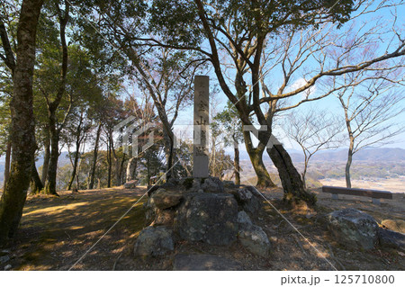 森蘭丸が生まれた城で知られる　国史跡「美濃金山城」 125710800