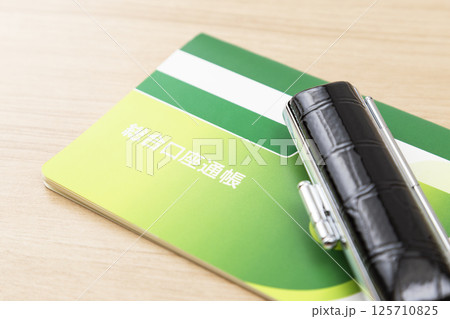 通帳と印鑑 125710825