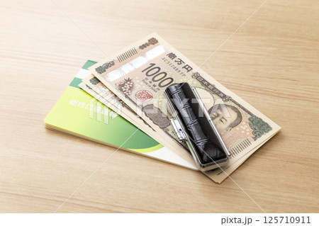 通帳と印鑑と現金 通帳と印鑑と現金 125710911