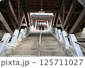 群馬県の老神温泉街にある赤城神社に通じる階段 125711027