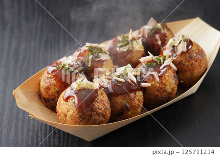 湯気が上がっているたこ焼き 125711214