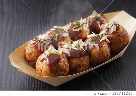 湯気が上がっているたこ焼き 125711216