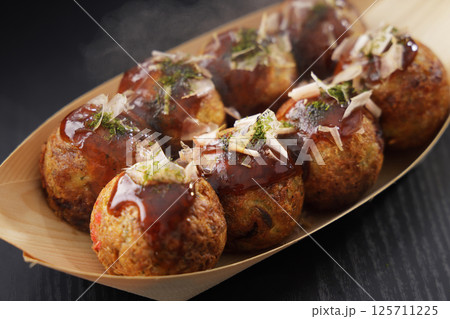 湯気が上がっているたこ焼き 125711225