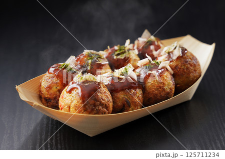 湯気が上がっているたこ焼き 125711234