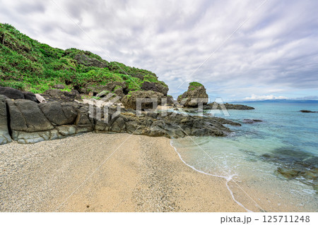 石垣島の自然が織りなす海と岩の絶景　曇り空と海岸線 125711248
