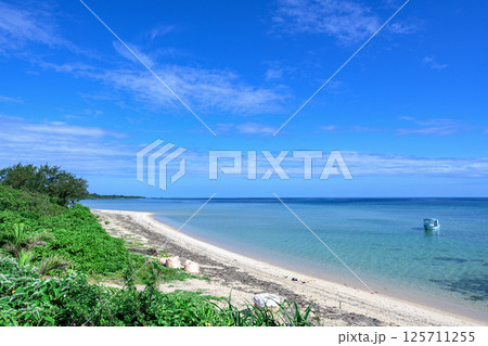 石垣島の青空と静かな海辺の風景 石垣島の青空と静かな海辺の風景 125711255