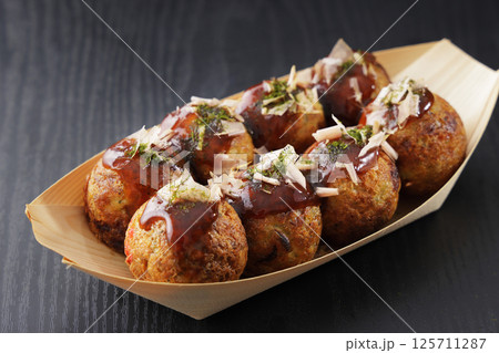 美味しそうな大阪のたこ焼き 125711287