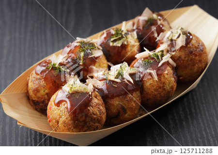 美味しそうな大阪のたこ焼き 125711288
