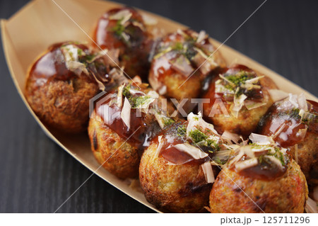 美味しそうな大阪のたこ焼き 125711296