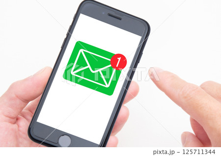 スマートフォンのメールをチェックする人の手元 125711344