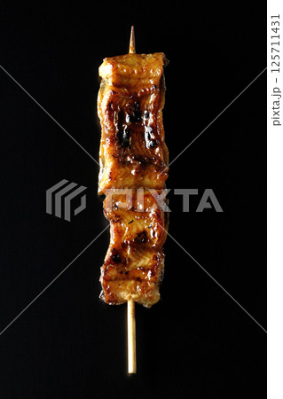 鰻の串焼きを黒背景で撮影 125711431