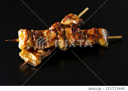 鰻の串焼きを黒背景で撮影 125711440