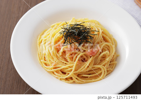 海苔がのっているたらこスパゲッティー 125711493