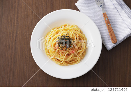 海苔がのっているたらこスパゲッティー 125711495