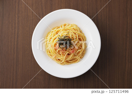 海苔がのっているたらこスパゲッティー 125711496