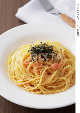 海苔がのっているたらこスパゲッティー 125711501