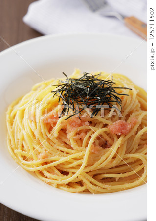海苔がのっているたらこスパゲッティー 125711502