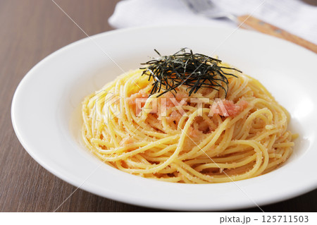 海苔がのっているたらこスパゲッティー 125711503