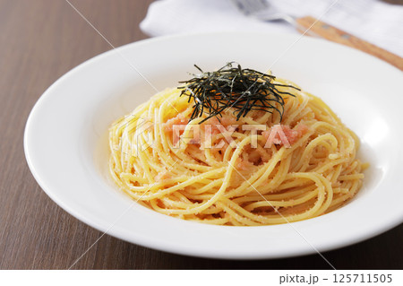 海苔がのっているたらこスパゲッティー 125711505