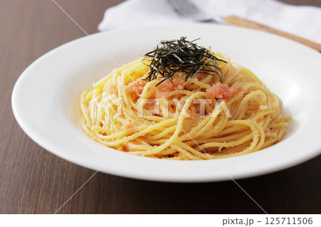 海苔がのっているたらこスパゲッティー 125711506