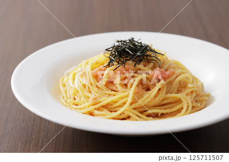 海苔がのっているたらこスパゲッティー 125711507