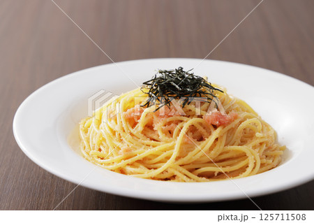 海苔がのっているたらこスパゲッティー 125711508