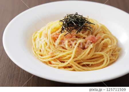 海苔がのっているたらこスパゲッティー 125711509