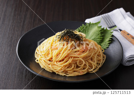 海苔がのっているたらこスパゲッティー 125711513