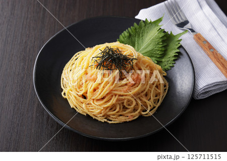 海苔がのっているたらこスパゲッティー 125711515