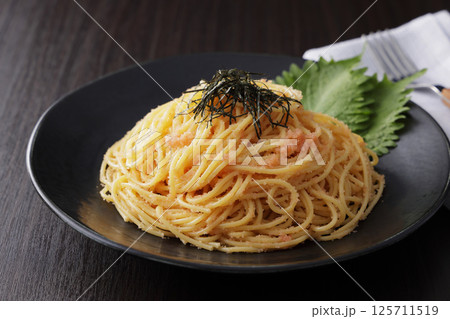 海苔がのっているたらこスパゲッティー 125711519