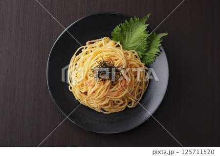 海苔がのっているたらこスパゲッティー 125711520