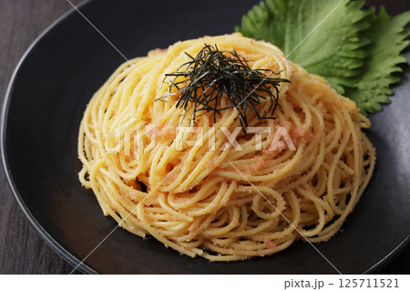 海苔がのっているたらこスパゲッティー 125711521