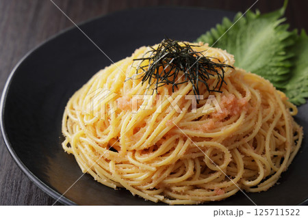 海苔がのっているたらこスパゲッティー 125711522